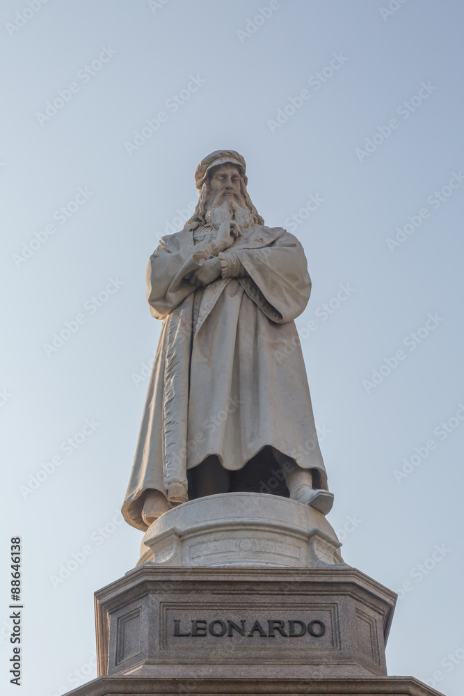 statue of Leonardo da Vinci located in Milan