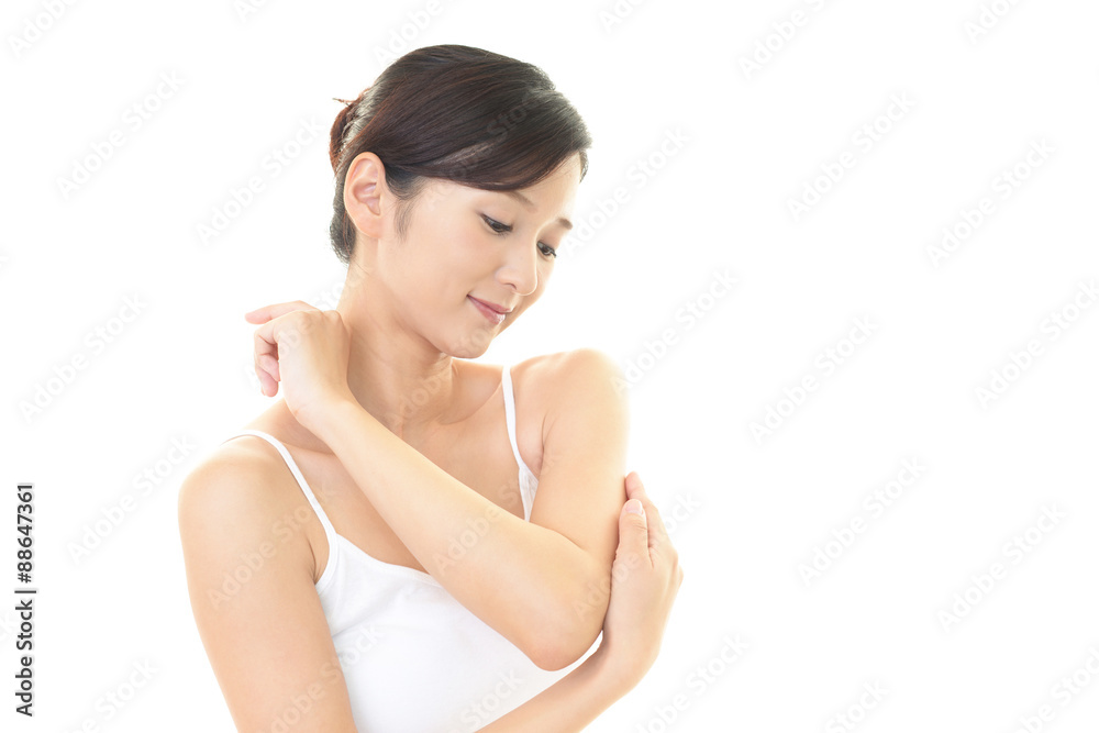スキンケアをする女性 スキンケアをする女性