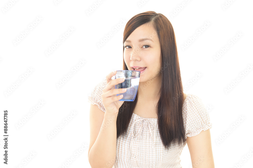 お水を飲む女性