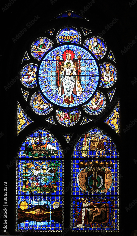 Vitrail de la Genèse dans la cathédrale Notre-
Dame de l'Assomption à Clermont-Ferrand