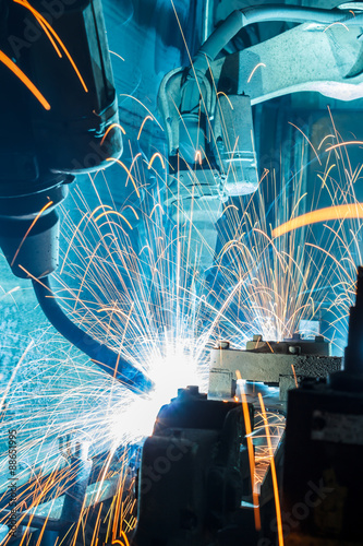 Plakat w ramie Welding robots movement, Black & White