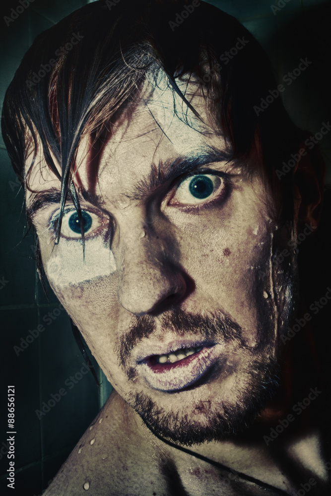 Naklejka premium Portret mokry mężczyzna z szalonymi oczami