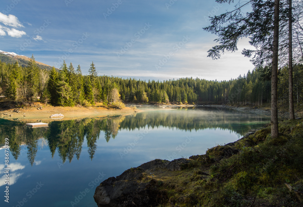 Obraz premium Caumasee mit Morgendunst