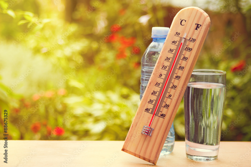 Thermometer on summer day showing near 45 degrees - obrazy, fototapety, plakaty 