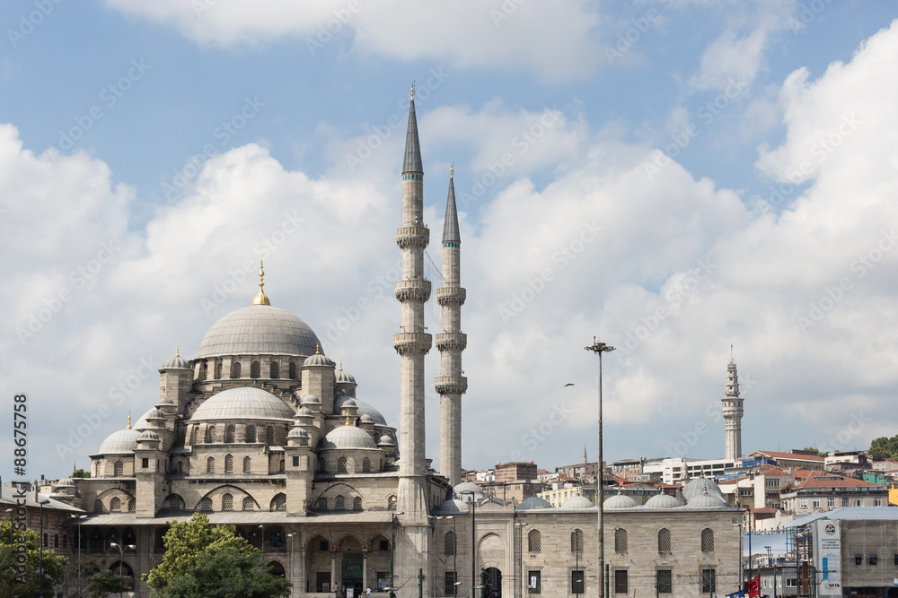Fototapeta premium view of the Yeni Cami (New Mosque) from the Bosphorus in Eminönü, Istanbul, Turkey