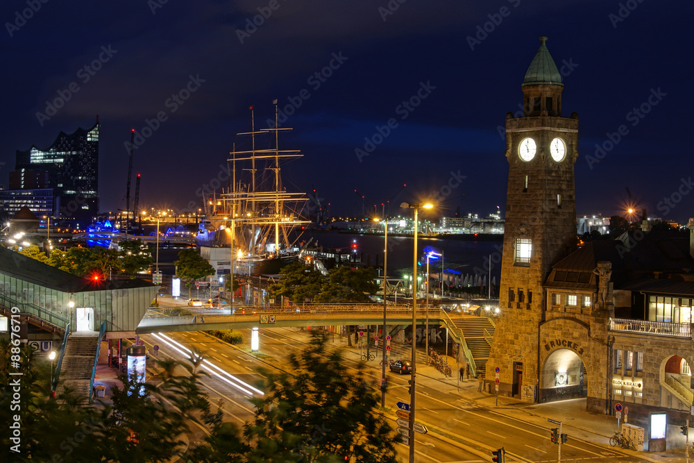Fototapeta premium Hamburg, Landungsbrücken und Hafen bei Nacht, HDR