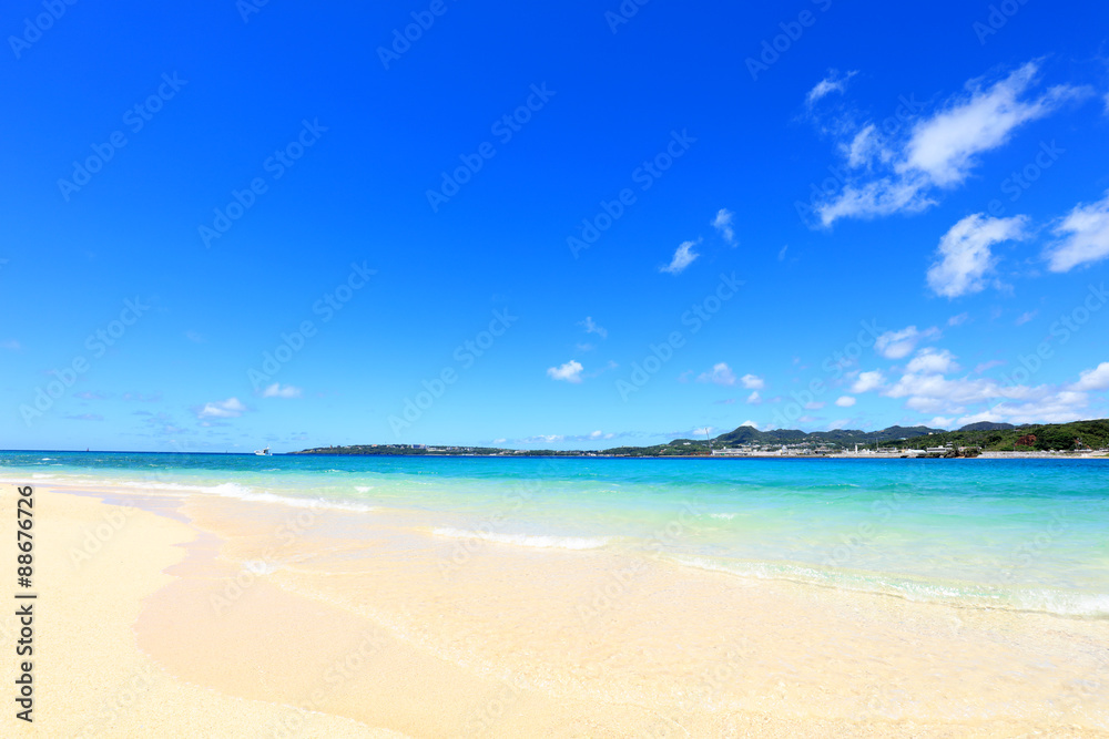 南国沖縄の綺麗な珊瑚の海と夏空 南国沖縄の綺麗な珊瑚の海と夏空