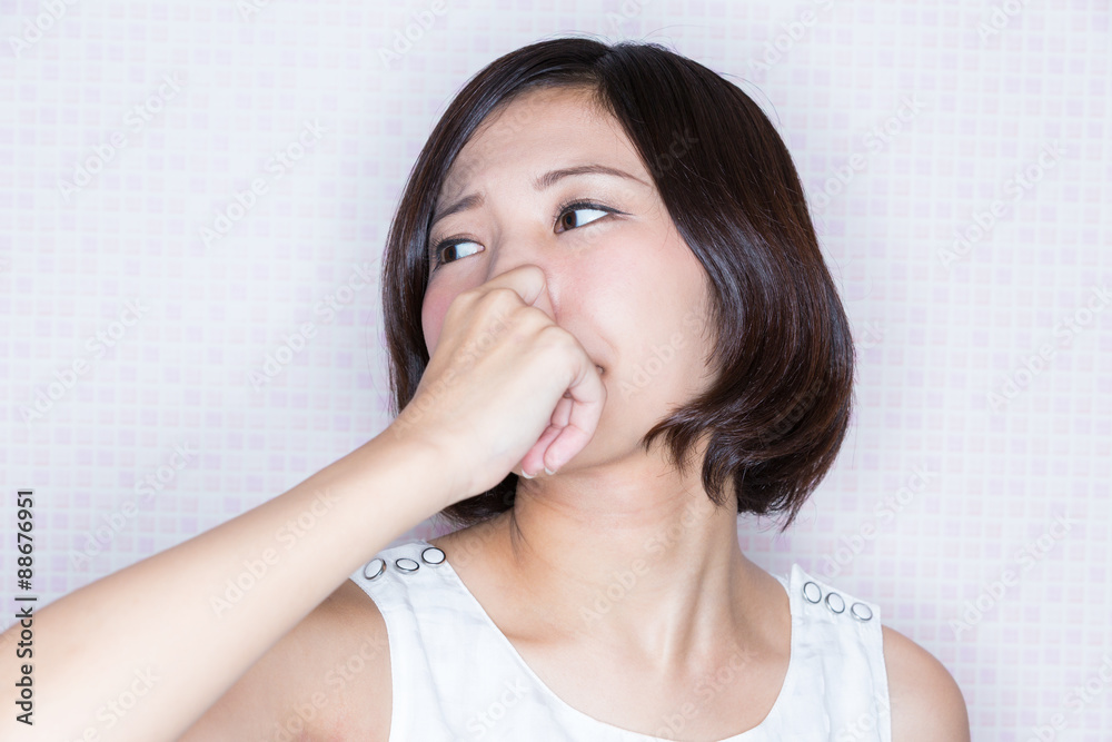 くさい表情の女性 くさい表情の女性