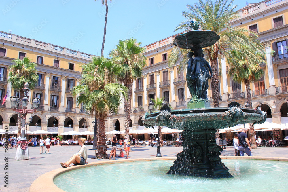 Fototapeta premium Die Placa Reial in Barcelona mit dem Springbrunnen