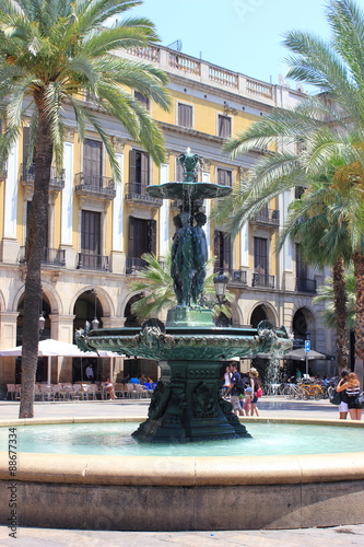 Springbrunnen auf der Placa Reial in Barcelona