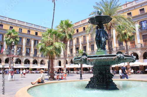 Die Placa Reial in Barcelona mit dem Springbrunnen photo