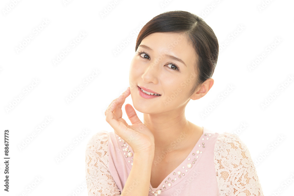 笑顔で寛ぐ女性