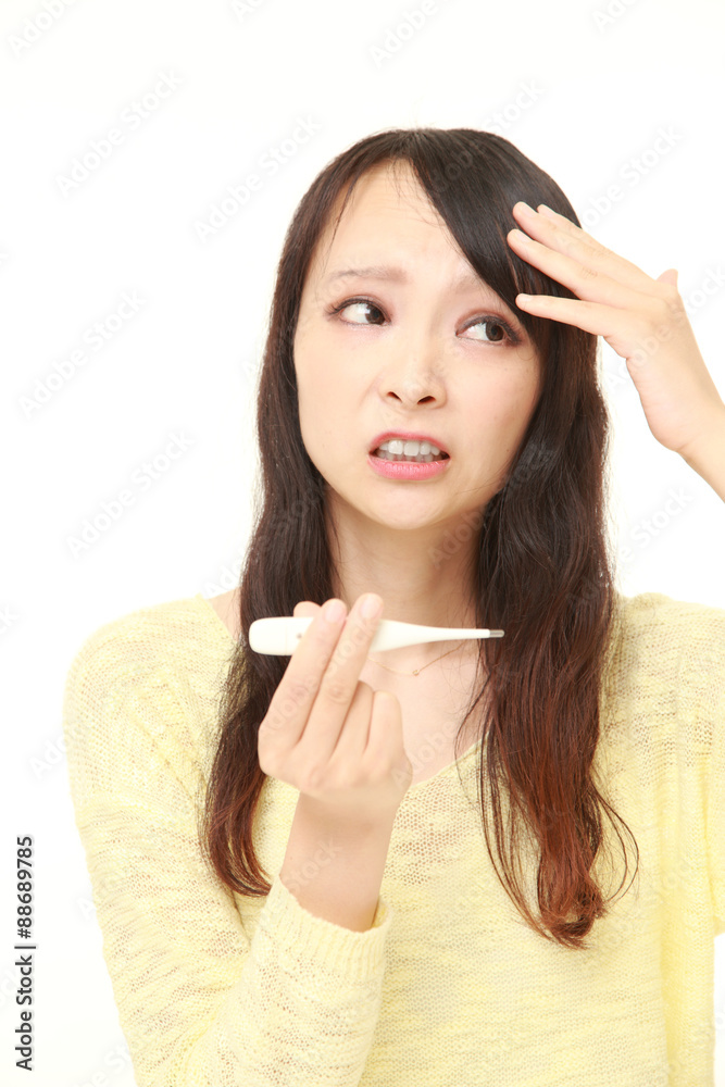 熱を計る女性 熱を計る女性
