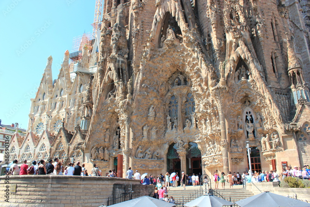 Naklejka premium Widok na fasadę kościoła Sagrada Familia w Barcelonie