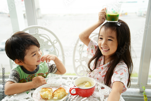 朝食中の姉弟
