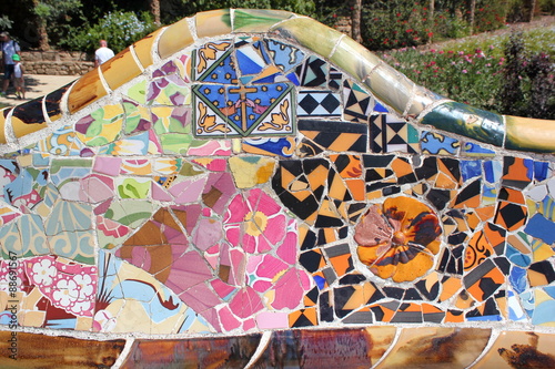 Photography Detail eines Mosaiks auf der Terrasse im Park Güell (Barcelona)