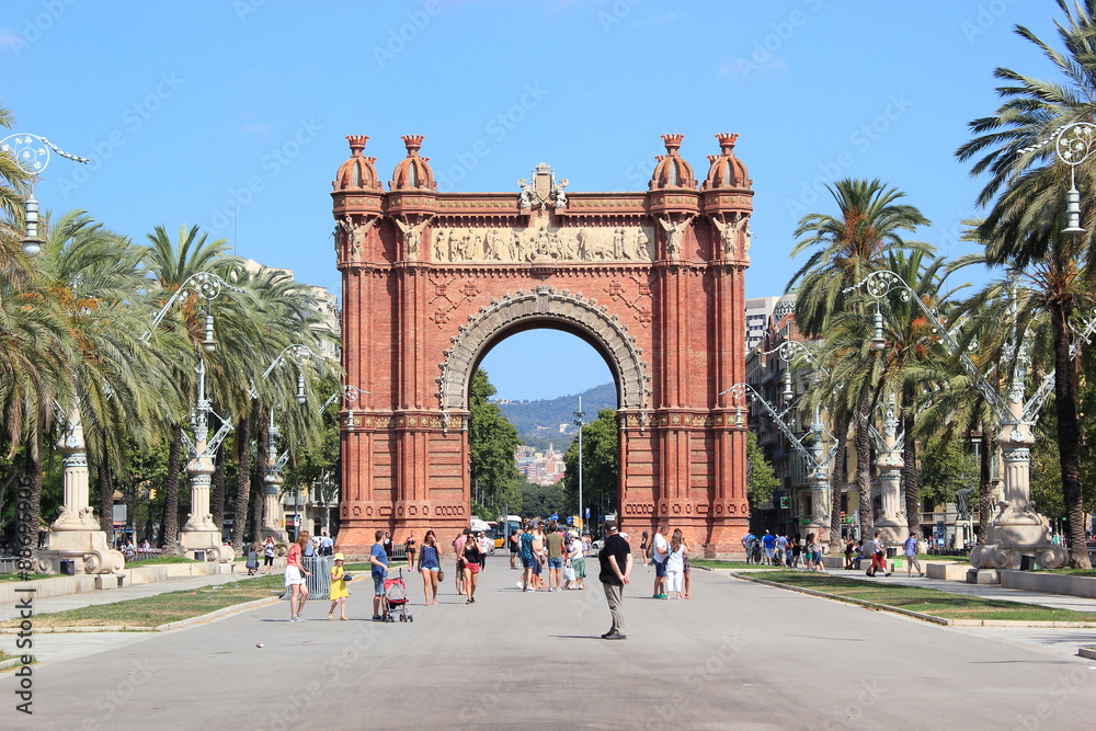 Fototapeta premium Touristen auf der Promenade vor dem Arc de Triomf (Barcelona)