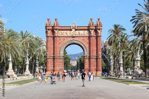 Touristen auf der Promenade vor dem Arc de Triomf (Barcelona)