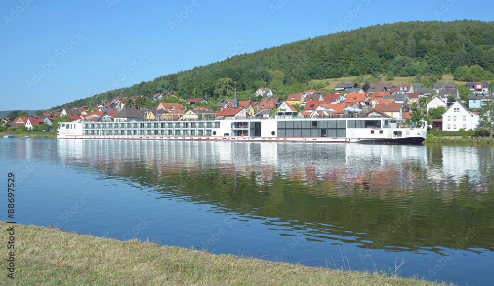 Flußkreuzfahrtschiff auf dem Main bei Neustadt am Main,Spessart,Unterfranken,Deutschland