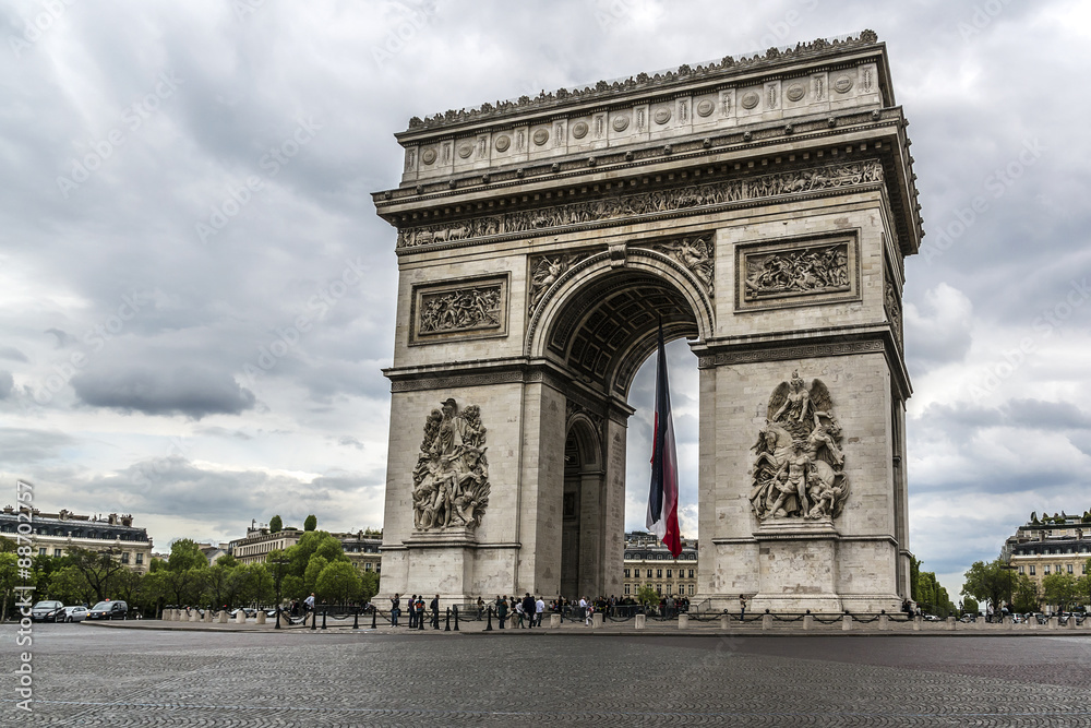 Obraz premium Arc de Triomphe de l'Etoile na de Gaulle Place, Paryż, Francja.