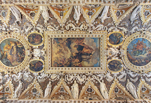 Foto The Four Doors Room, a magnificent and detailed coffered ceiling with intricate stucco work in Doge Palace