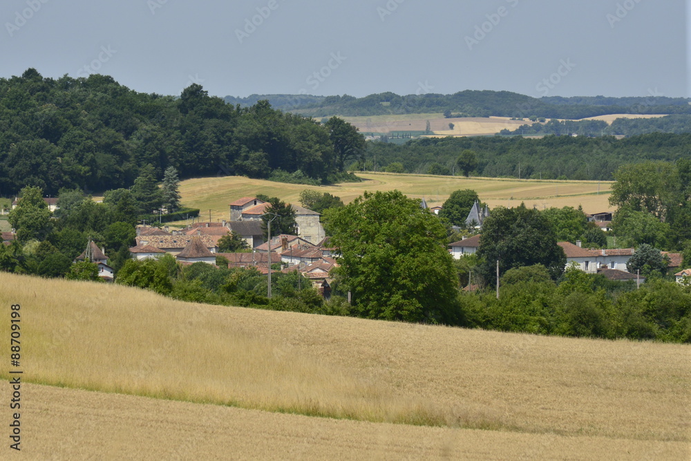Le village de Champagne entouré de verdure et de zones cultivables au Périgord Vert 
