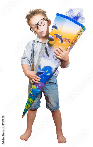 kleiner junge mit großer zuckertüte