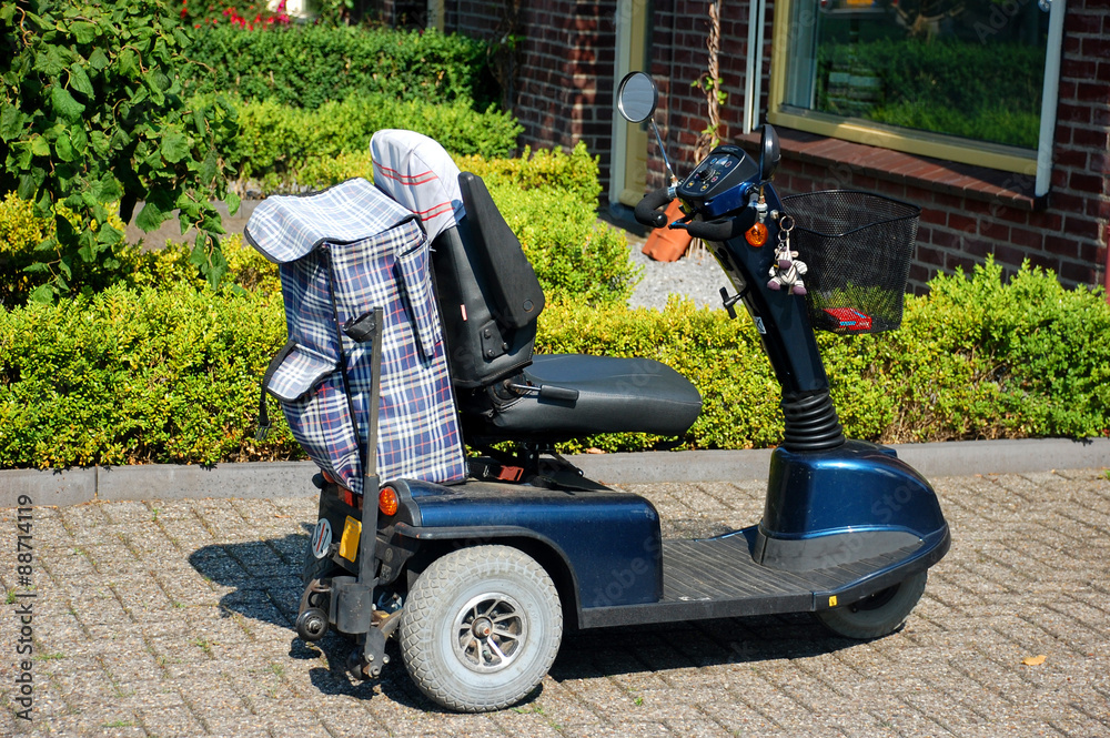 Elektro Scooter für Senioren, Mobilität im Alter Stock Photo | Adobe Stock