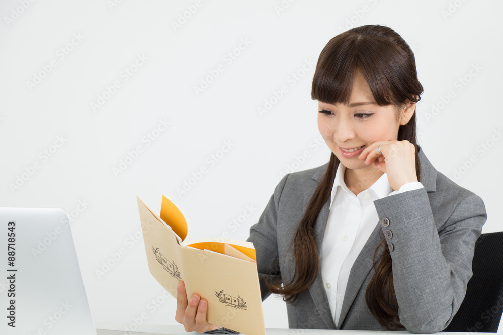 休憩時間に読書するOL 休憩時間に読書するOL