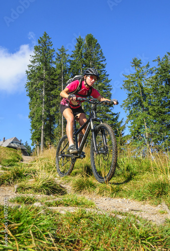 Mountainbikerin auf einem Trail bei der Abfahrt