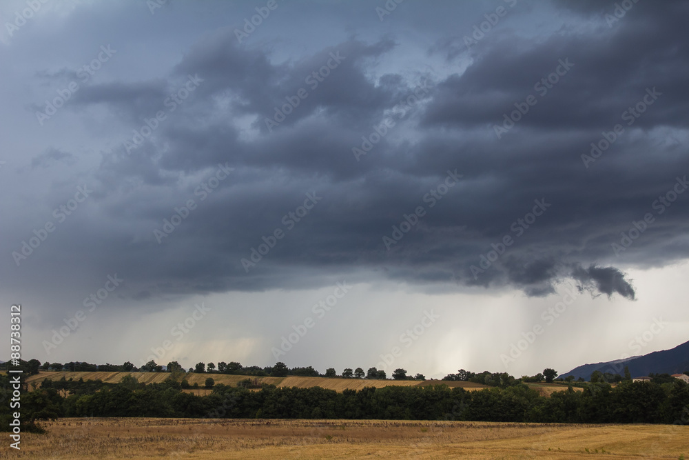 Shelf cloud nella campagna umbra