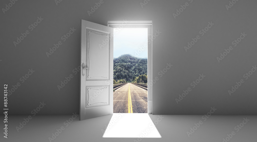 Naklejka premium Porta aperta su strada luce
