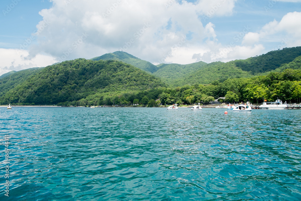 湖に浮かぶスワンボート