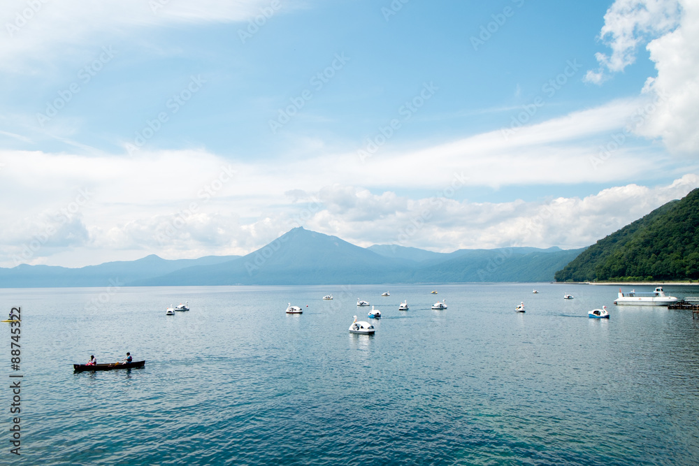 湖に浮かぶボート