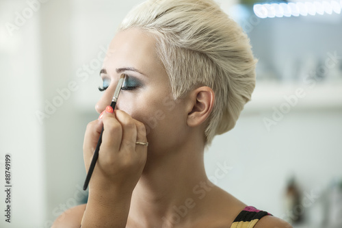 Junge blonde Frau im Kosmetikstudio