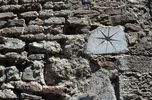 Mittelalterliche Mauer mit Stern photo