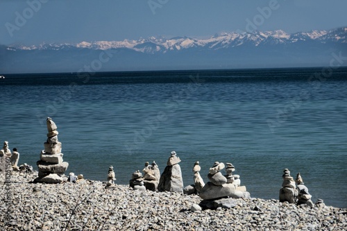 Steinfiguren am Strand des Bodensees bei Konstanz