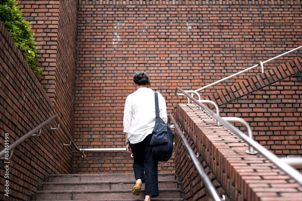 階段を上る女性 Stock Photo Adobe Stock