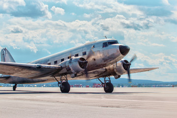 Acrylglasbilder Alte Flugzeuge Dakota Douglas C-47 Transportflugzeug  © vladimircaribb
