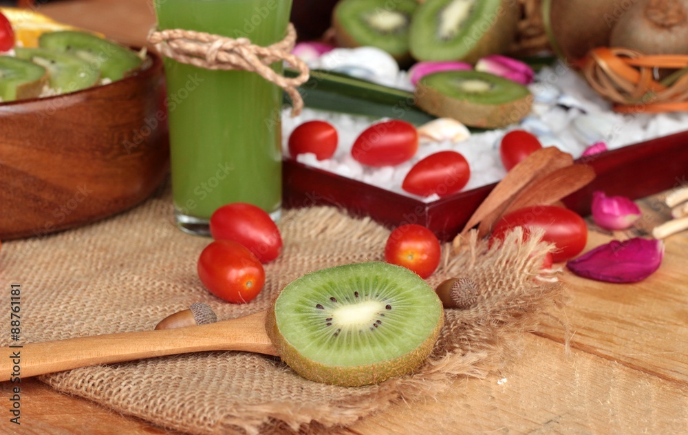 Oat flakes with fruit, kiwi, orange, tomato and kiwi juice.