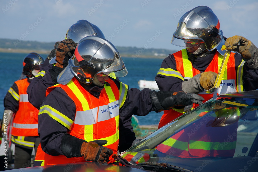 Obraz premium strażacy-uwolnienie