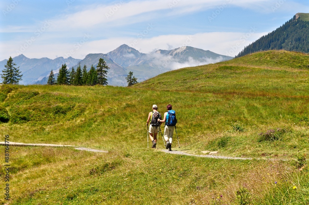 Zwei Wanderer / Paar auf Wanderweg in den Bergen Zwei Wanderer / Paar auf Wanderweg in den Bergen