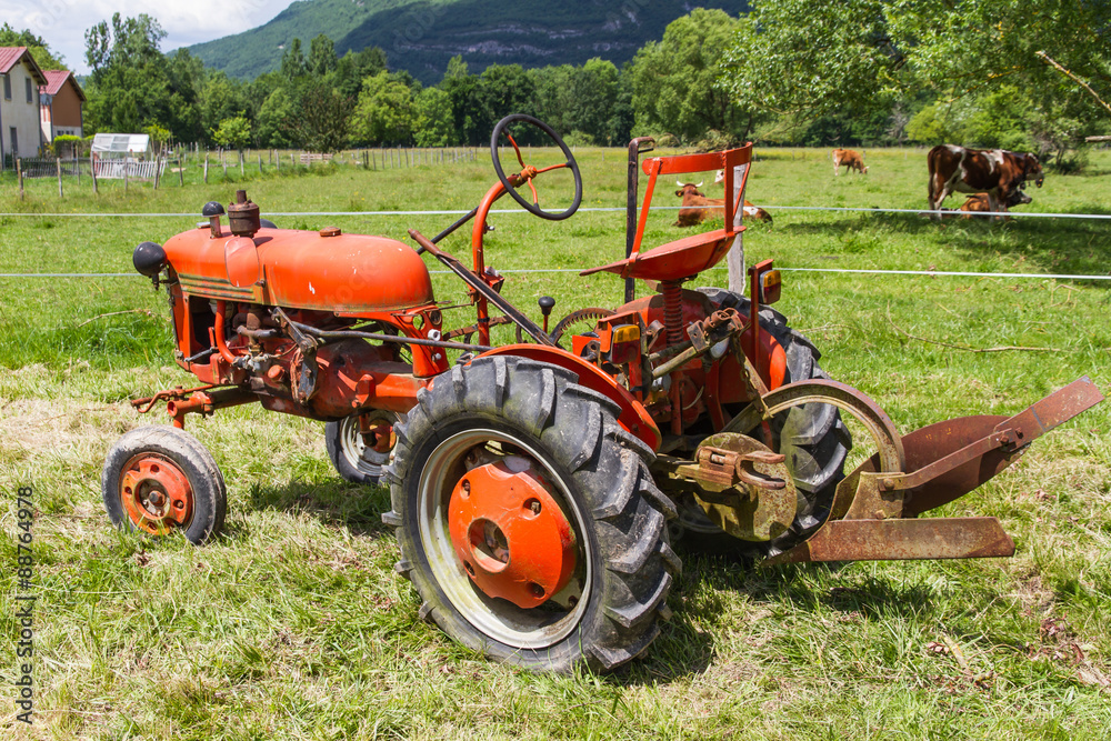 Vieux tracteur agricole avec une charrue Vieux tracteur agricole avec une charrue