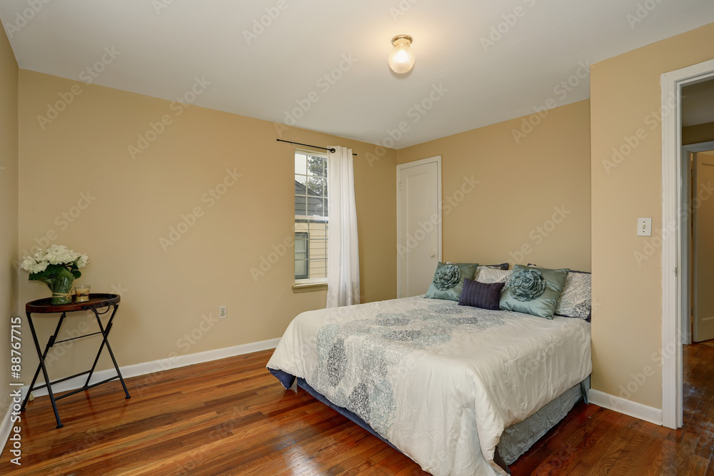 Minimalistic bedroom with qwhite bedding.