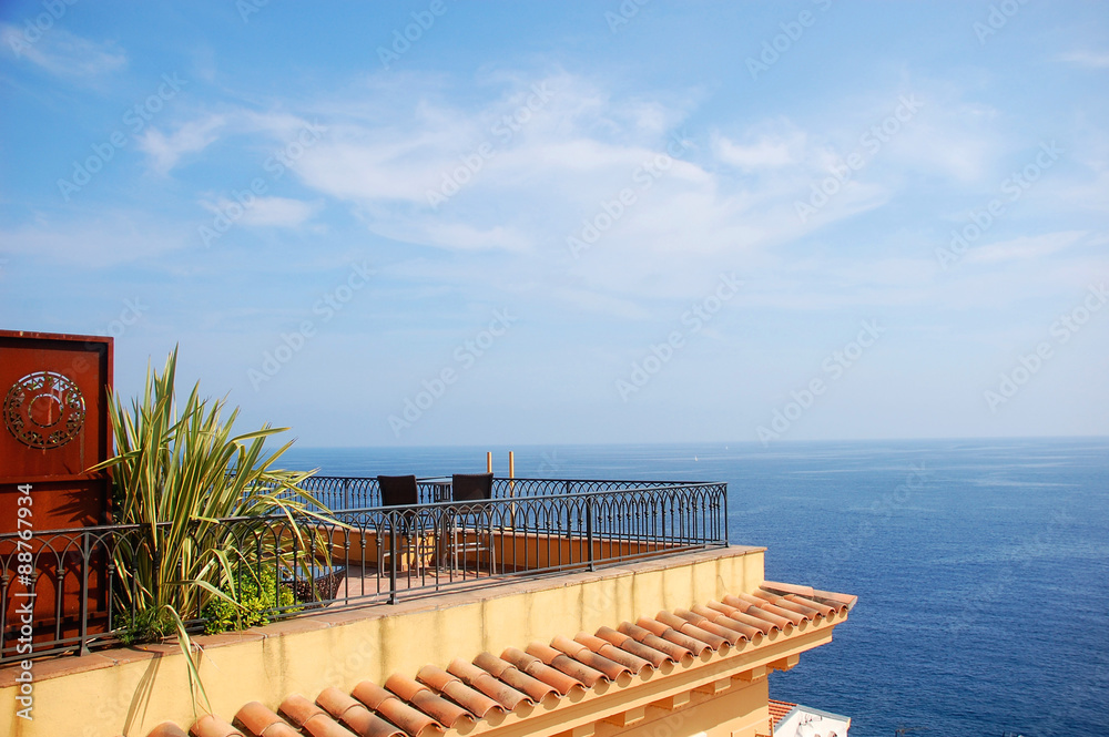 Terrasse mit Stühlen und Meerblick