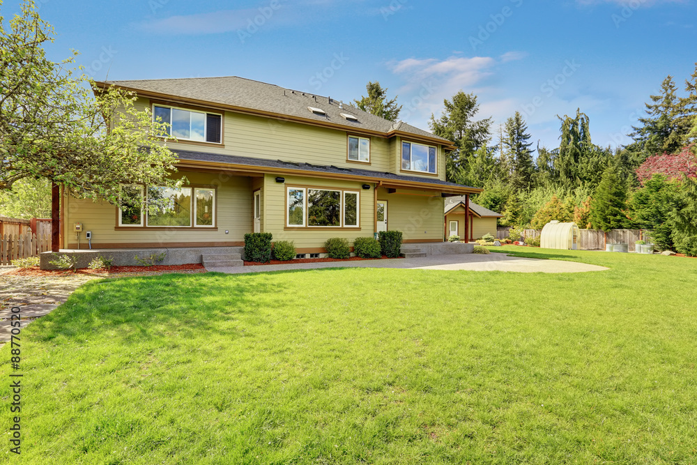 Luxurious home with large driveway.