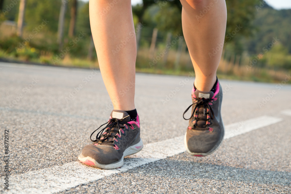 scarpa di una atleta che corre