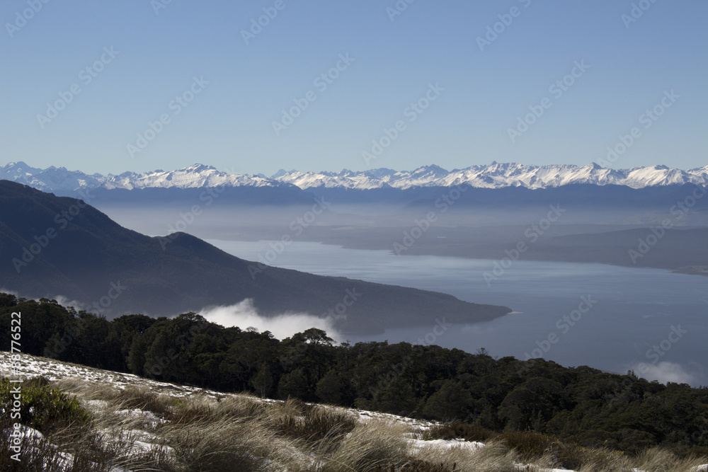 Vista panorámica del lago Te Anau des de la ruta Kepler