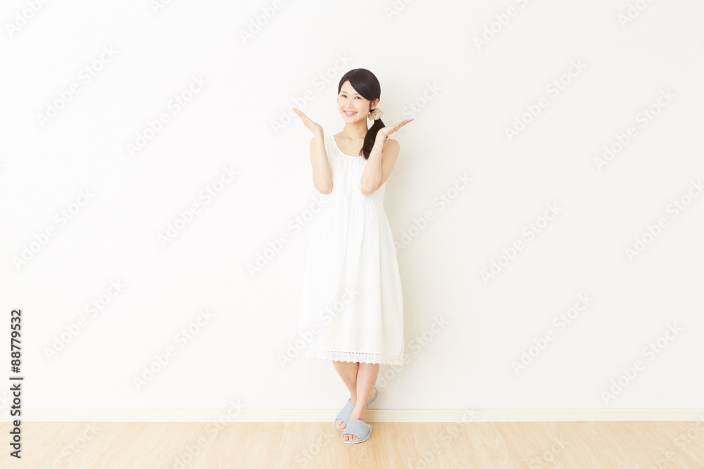 部屋で案内する女性 部屋で案内する女性