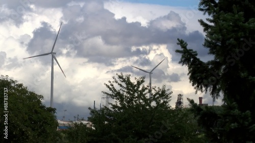 Windkraftanlage im Hamburger Hafengebiet